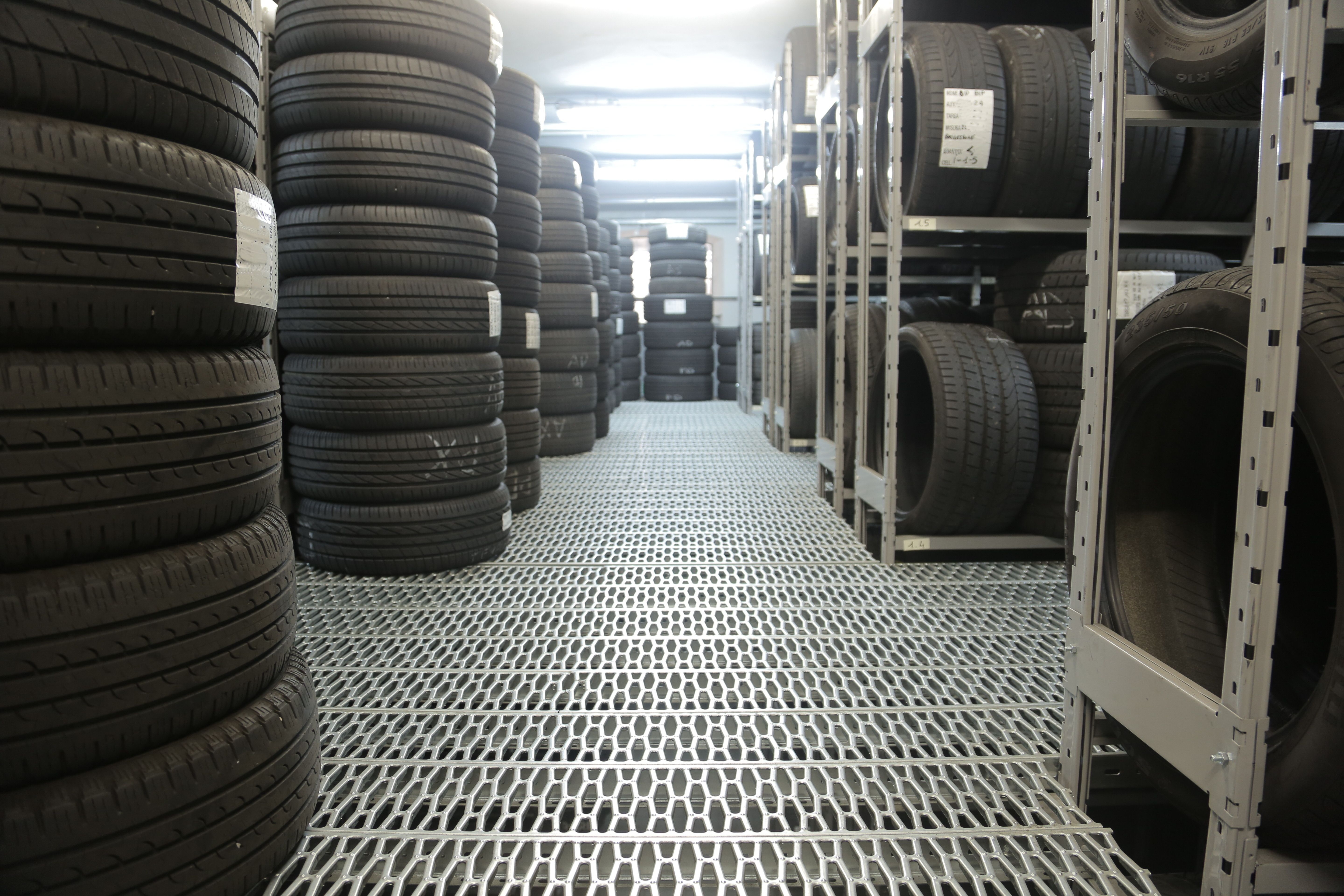 Stock de pneus rangés